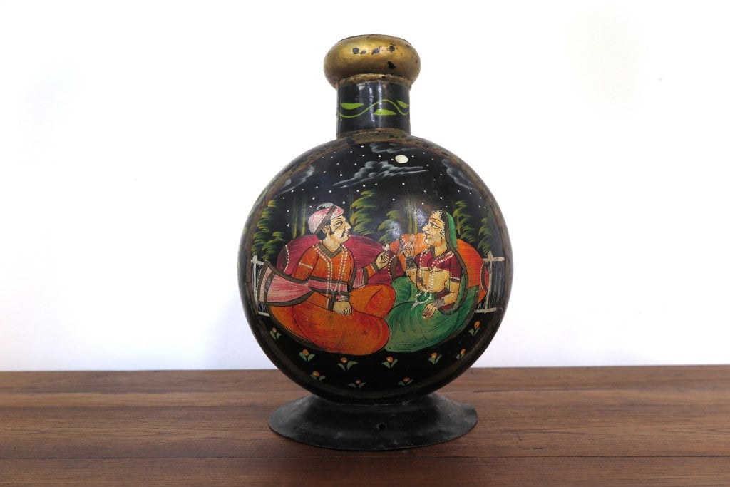 Vaso Indiano In Metallo Dipinto Nero. Dimensioni 22x15xh33cm.