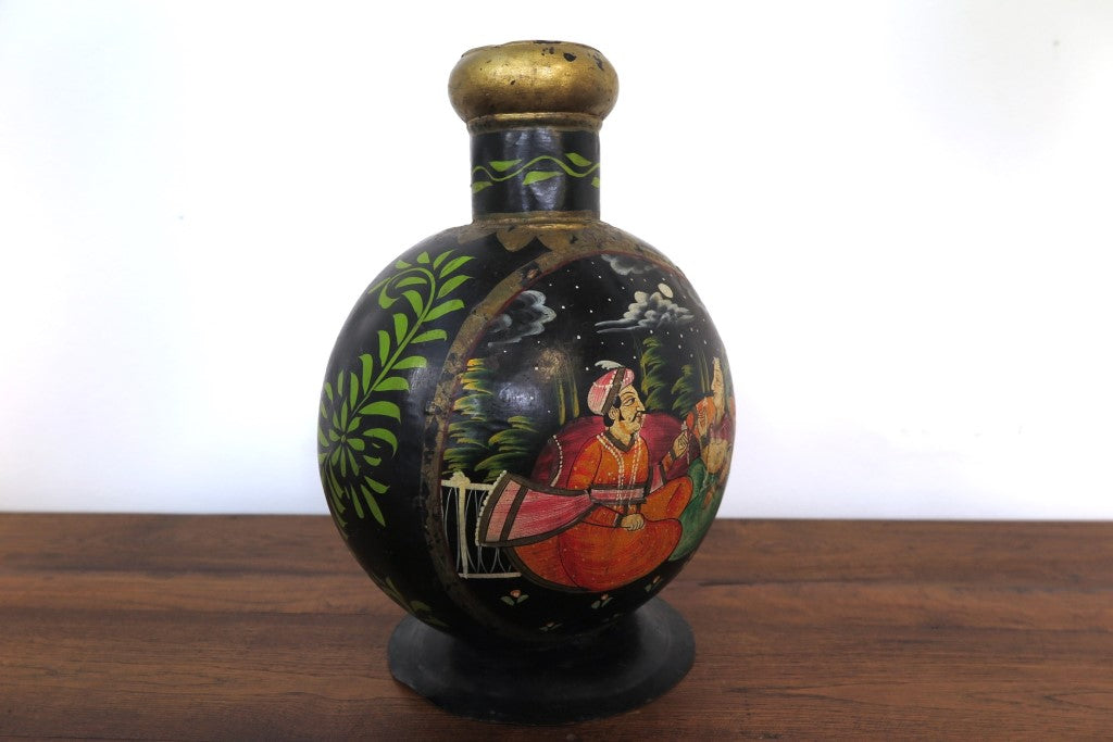 Vaso Indiano In Metallo Dipinto Nero. Dimensioni 22x15xh33cm.