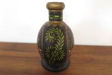 Carica l&#39;immagine nel visualizzatore di Gallery, Vaso Indiano In Metallo Dipinto Nero. Dimensioni 22x15xh32cm.