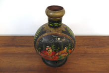 Carica l&#39;immagine nel visualizzatore di Gallery, Vaso Indiano In Metallo Dipinto Nero. Dimensioni 22x15xh32cm.
