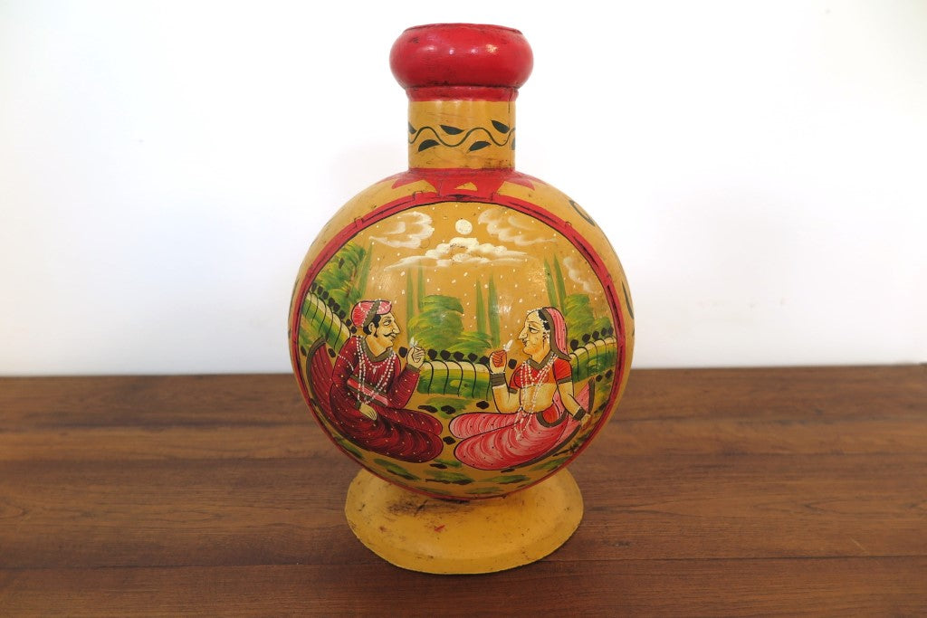 Vaso Indiano In Metallo Dipinto Giallo. Dimensioni 22x15xh32cm.