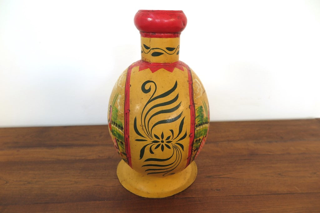 Vaso Indiano In Metallo Dipinto Giallo. Dimensioni 22x15xh32cm.