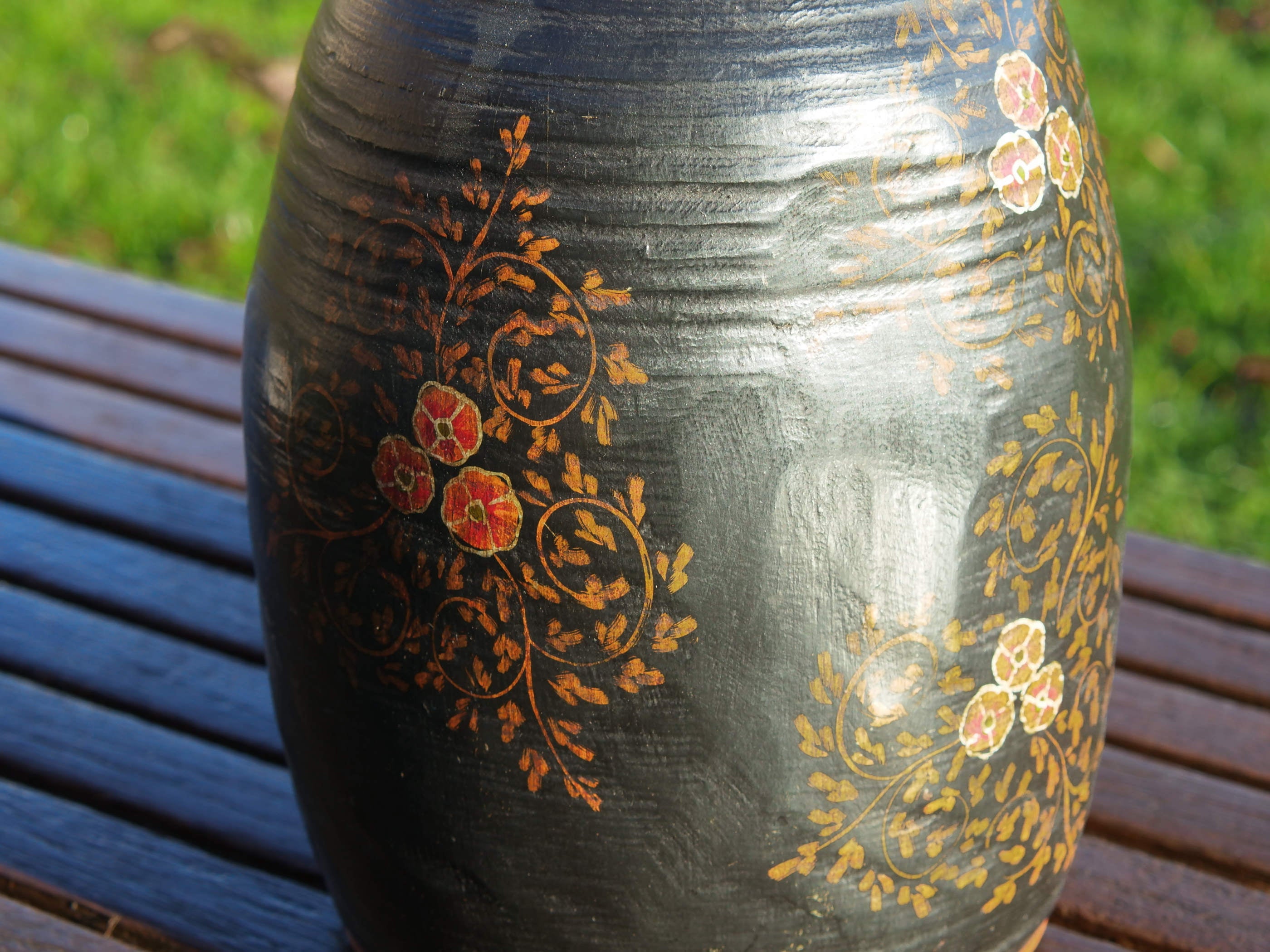 Vaso Indiano In Legno Dipinto, Pezzo Unico Ricavato Da Un Unico Tronco Di Legno.  Dimensioni Diam20xh35cm.