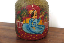Carica l&#39;immagine nel visualizzatore di Gallery, Vaso Indiano In Legno Dipinto Rosso E Oro, Pezzo Unico Ricavato Da Un Unico Tronco Di Legno.  Dimensioni Diam20xh28cm.