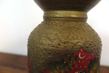 Carica l&#39;immagine nel visualizzatore di Gallery, Vaso Indiano In Legno Dipinto Rosso E Oro, Pezzo Unico Ricavato Da Un Unico Tronco Di Legno.  Dimensioni Diam20xh28cm.