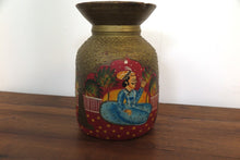 Carica l&#39;immagine nel visualizzatore di Gallery, Vaso Indiano In Legno Dipinto Rosso E Oro, Pezzo Unico Ricavato Da Un Unico Tronco Di Legno.  Dimensioni Diam20xh28cm.