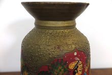 Carica l&#39;immagine nel visualizzatore di Gallery, Vaso Indiano In Legno Dipinto Rosso E Oro, Pezzo Unico Ricavato Da Un Unico Tronco Di Legno.  Dimensioni Diam20xh28cm.