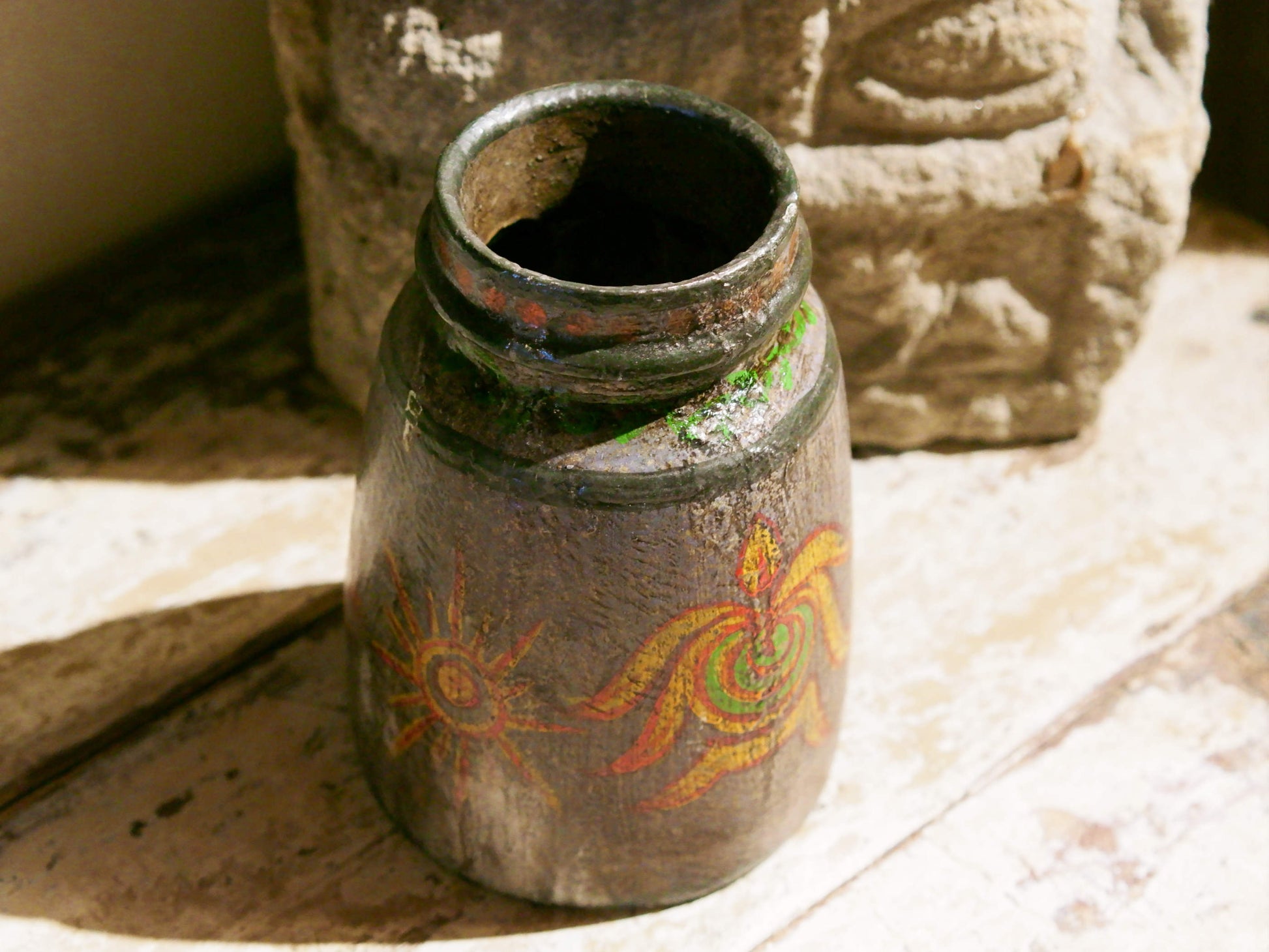 Vaso Indiano In Legno Dipinto, Pezzo Unico Ricavato Da Un Unico Tronco Di Legno.  Dimensioni Diam13xh20cm.