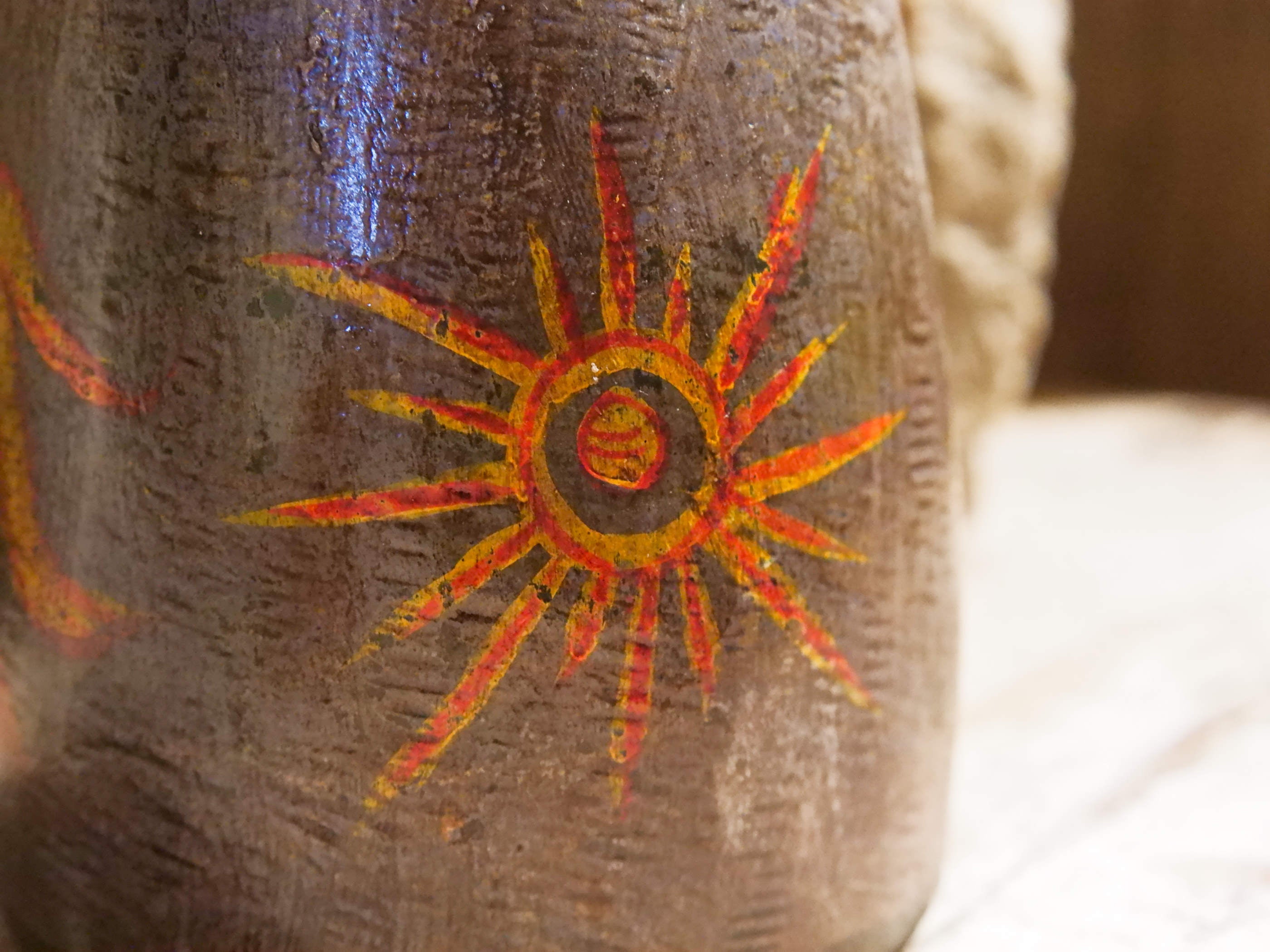 Vaso Indiano In Legno Dipinto, Pezzo Unico Ricavato Da Un Unico Tronco Di Legno.  Dimensioni Diam13xh20cm.