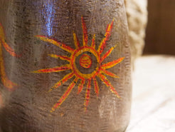 Vaso Indiano In Legno Dipinto, Pezzo Unico Ricavato Da Un Unico Tronco Di Legno.  Dimensioni Diam13xh20cm.