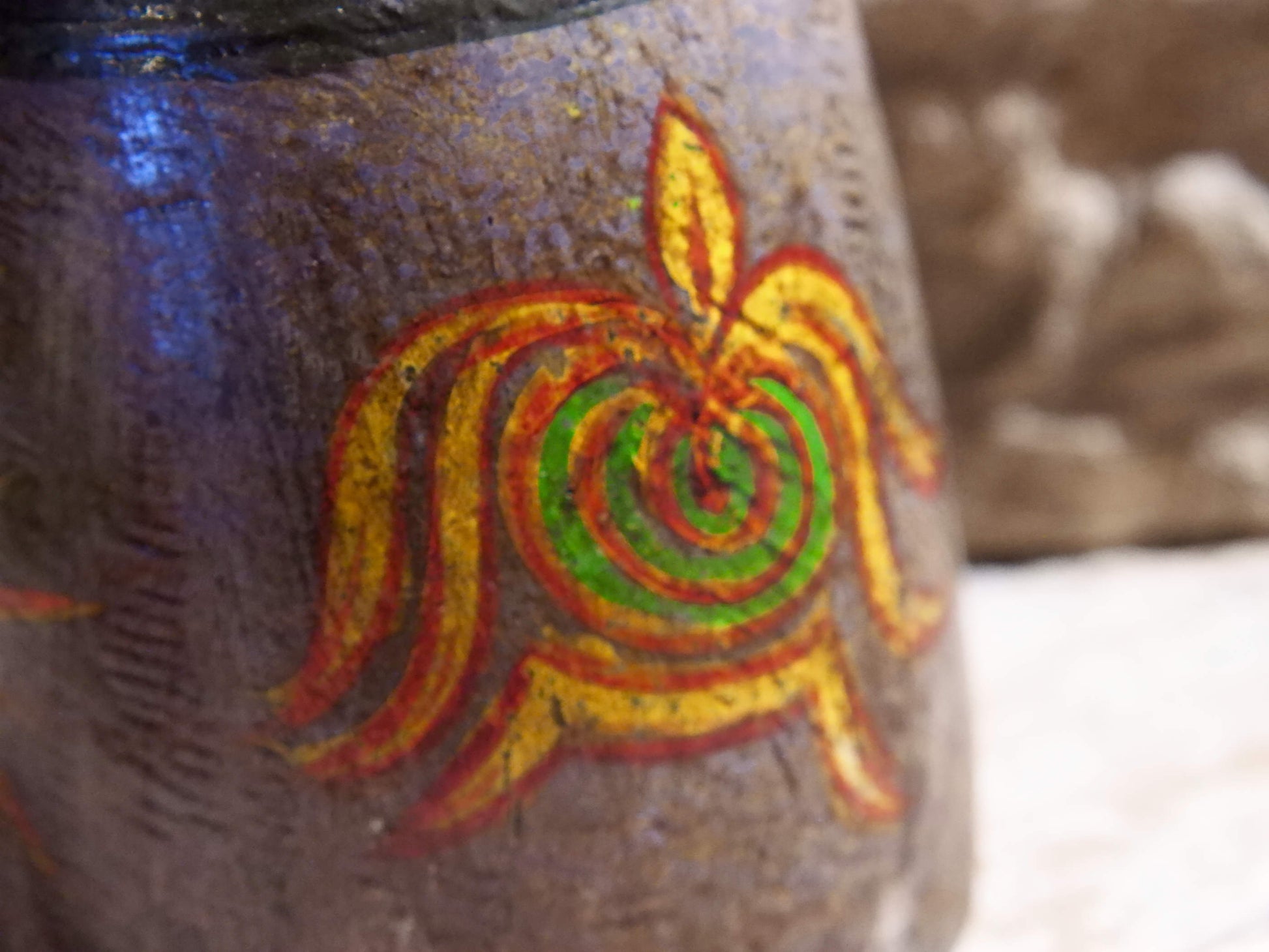 Vaso Indiano In Legno Dipinto, Pezzo Unico Ricavato Da Un Unico Tronco Di Legno.  Dimensioni Diam13xh20cm.