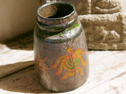 Vaso Indiano In Legno Dipinto, Pezzo Unico Ricavato Da Un Unico Tronco Di Legno.  Dimensioni Diam13xh20cm.