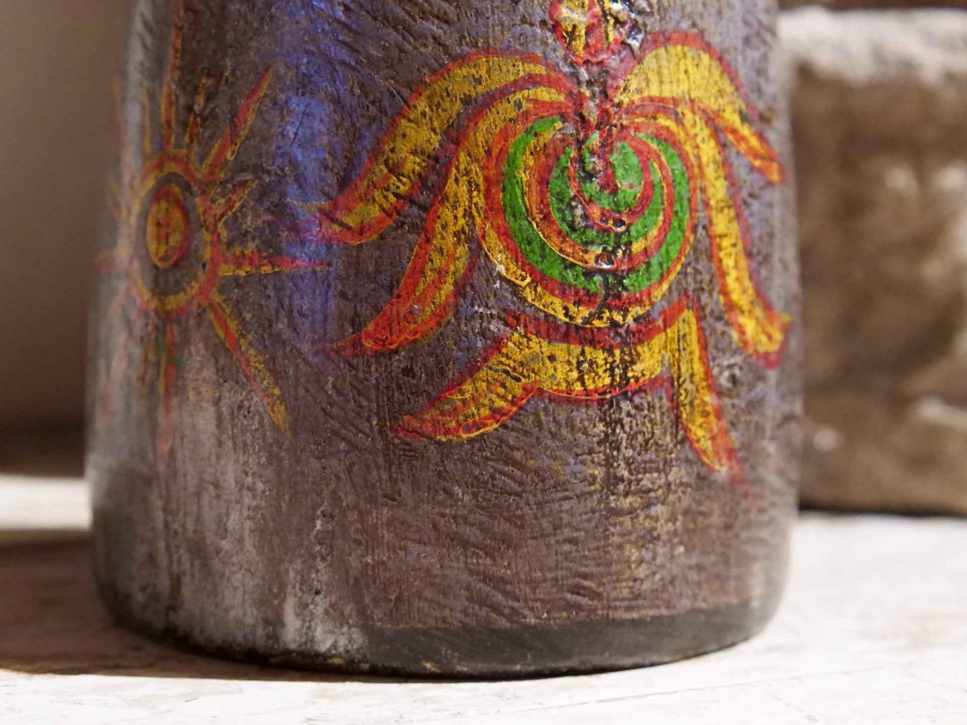 Vaso Indiano In Legno Dipinto, Pezzo Unico Ricavato Da Un Unico Tronco Di Legno.  Dimensioni Diam13xh20cm.