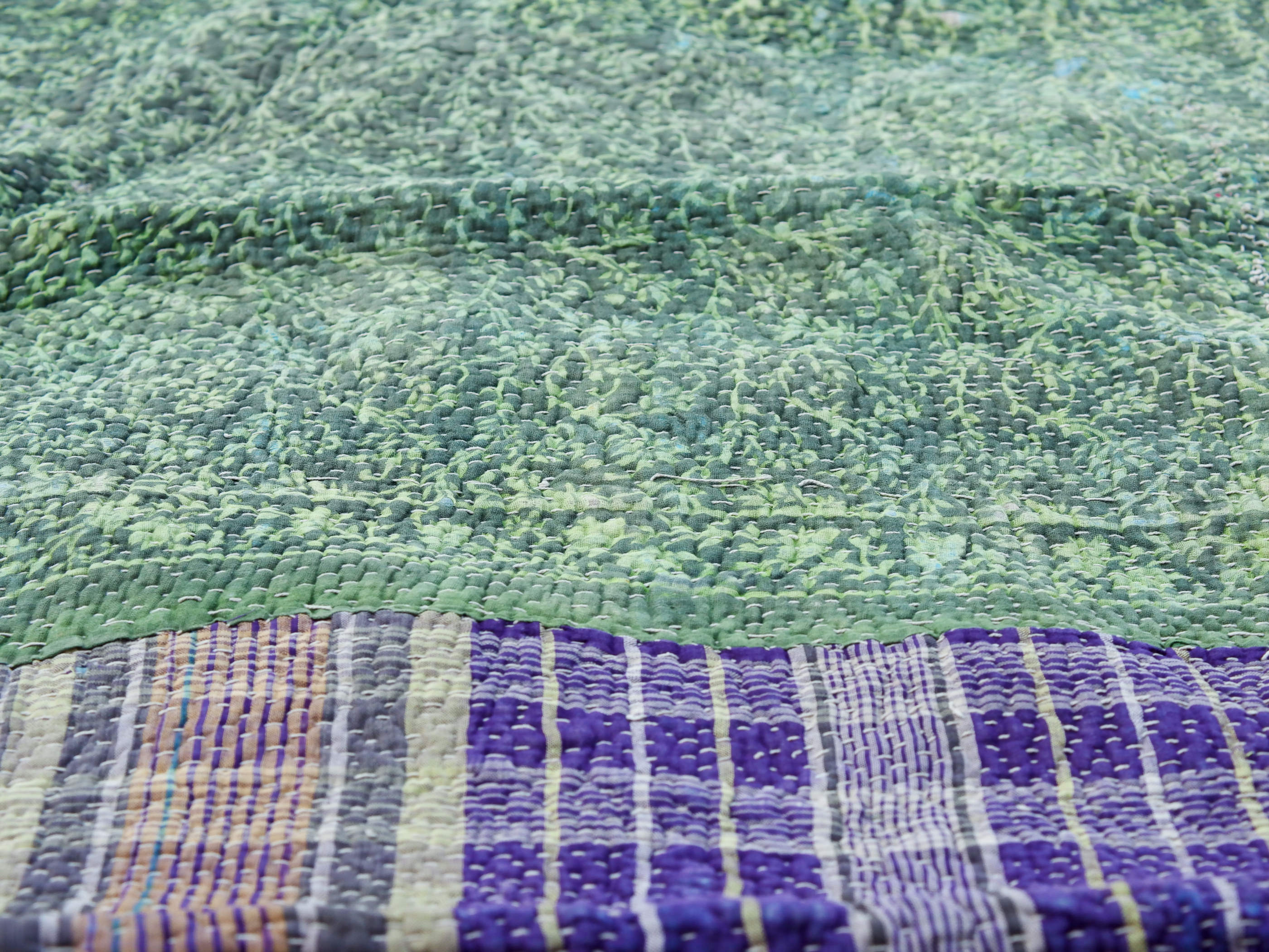 Tessuto vecchio Indiano lavorato a patchwork, stampato e ricamato in cotone doppio strato double face. Pezzo unico, Molto Colorato e Decorativo, può essere impiegato come copridivano, copriletto, tovaglia, tappeto o tessuto da appendere a parete.  Dimensioni 140x200cm