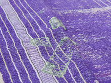 Carica l&#39;immagine nel visualizzatore di Gallery, Tessuto vecchio Indiano lavorato a patchwork, stampato e ricamato in cotone doppio strato double face. Pezzo unico, Molto Colorato e Decorativo, può essere impiegato come copridivano, copriletto, tovaglia, tappeto o tessuto da appendere a parete.  Dimensioni 140x200cm