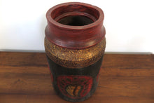 Carica l&#39;immagine nel visualizzatore di Gallery, Vaso Tibetano In Legno Dipinto Con Dettagli Oro, Pezzo Unico Ricavato Da Un Unico Tronco Di Legno.  Dimensioni Diam25xh40cm. Trasporto Gratuito.