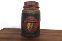 Carica l&#39;immagine nel visualizzatore di Gallery, Vaso Tibetano In Legno Dipinto Con Dettagli Oro, Pezzo Unico Ricavato Da Un Unico Tronco Di Legno.  Dimensioni Diam25xh40cm. Trasporto Gratuito.