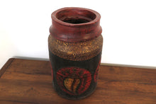 Carica l&#39;immagine nel visualizzatore di Gallery, Vaso Tibetano In Legno Dipinto Con Dettagli Oro, Pezzo Unico Ricavato Da Un Unico Tronco Di Legno.  Dimensioni Diam25xh40cm. Trasporto Gratuito.