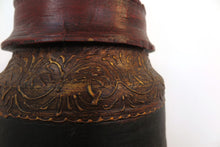 Carica l&#39;immagine nel visualizzatore di Gallery, Vaso Tibetano In Legno Dipinto Con Dettagli Oro, Pezzo Unico Ricavato Da Un Unico Tronco Di Legno.  Dimensioni Diam25xh40cm. Trasporto Gratuito.