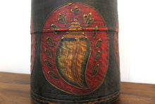 Carica l&#39;immagine nel visualizzatore di Gallery, Vaso Tibetano In Legno Dipinto Con Dettagli Oro, Pezzo Unico Ricavato Da Un Unico Tronco Di Legno.  Dimensioni Diam25xh40cm. Trasporto Gratuito.