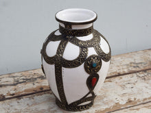 Carica l&#39;immagine nel visualizzatore di Gallery, Vaso Marocco, Lavorato, Dipinto E Decorato In Terracotta Di Fes.  La Terracotta In Questa Particolare Lavorazione Viene Impastata, Decorata, Cotta, Smaltata E Nuovamente Cotta Nel Forno A Legna (Non Nel Forno A Gas Che Rende Lo Smalto Omogeneo E Senza L&#39;Effetto Delle Crepe). Decorato Con Intarsi In Argentone E Osso. Pezzo Unico.  Dimensioni Diametro 20 h28cm.    per info ed ulteriori foto info@etniko.it facebook / instagram / pinterest : etnikobycrosato 0039 3338778241