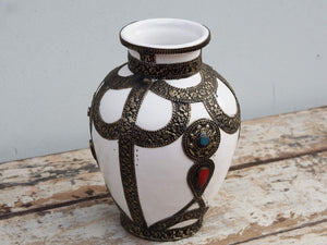 Vaso Marocco, Lavorato, Dipinto E Decorato In Terracotta Di Fes.  La Terracotta In Questa Particolare Lavorazione Viene Impastata, Decorata, Cotta, Smaltata E Nuovamente Cotta Nel Forno A Legna (Non Nel Forno A Gas Che Rende Lo Smalto Omogeneo E Senza L'Effetto Delle Crepe). Decorato Con Intarsi In Argentone E Osso. Pezzo Unico.  Dimensioni Diametro 20 h28cm.    per info ed ulteriori foto info@etniko.it facebook / instagram / pinterest : etnikobycrosato 0039 3338778241