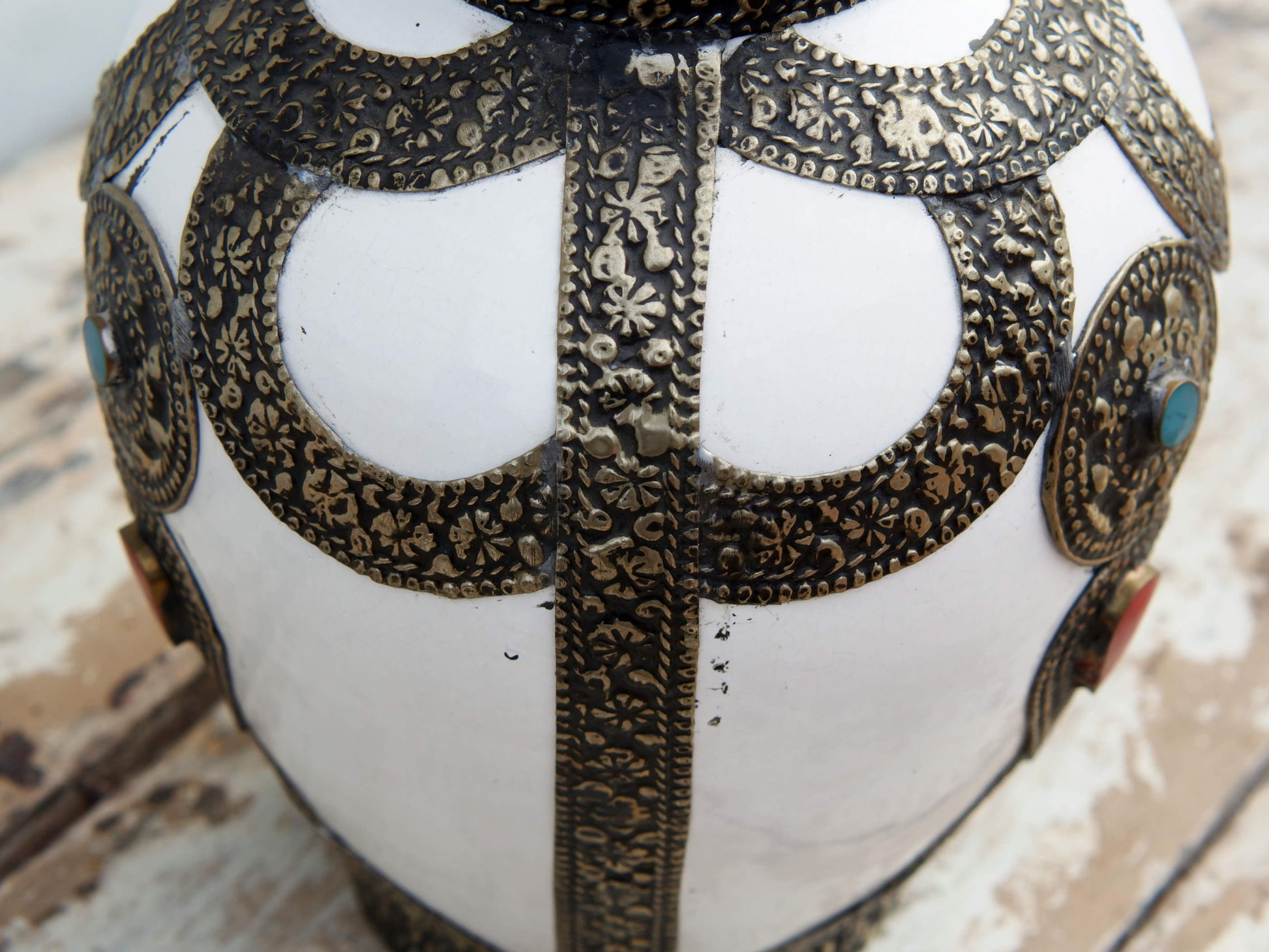Vaso Marocco, Lavorato, Dipinto E Decorato In Terracotta Di Fes.  La Terracotta In Questa Particolare Lavorazione Viene Impastata, Decorata, Cotta, Smaltata E Nuovamente Cotta Nel Forno A Legna (Non Nel Forno A Gas Che Rende Lo Smalto Omogeneo E Senza L'Effetto Delle Crepe). Decorato Con Intarsi In Argentone E Osso. Pezzo Unico.  Dimensioni Diametro 20 h28cm.    per info ed ulteriori foto info@etniko.it facebook / instagram / pinterest : etnikobycrosato 0039 3338778241