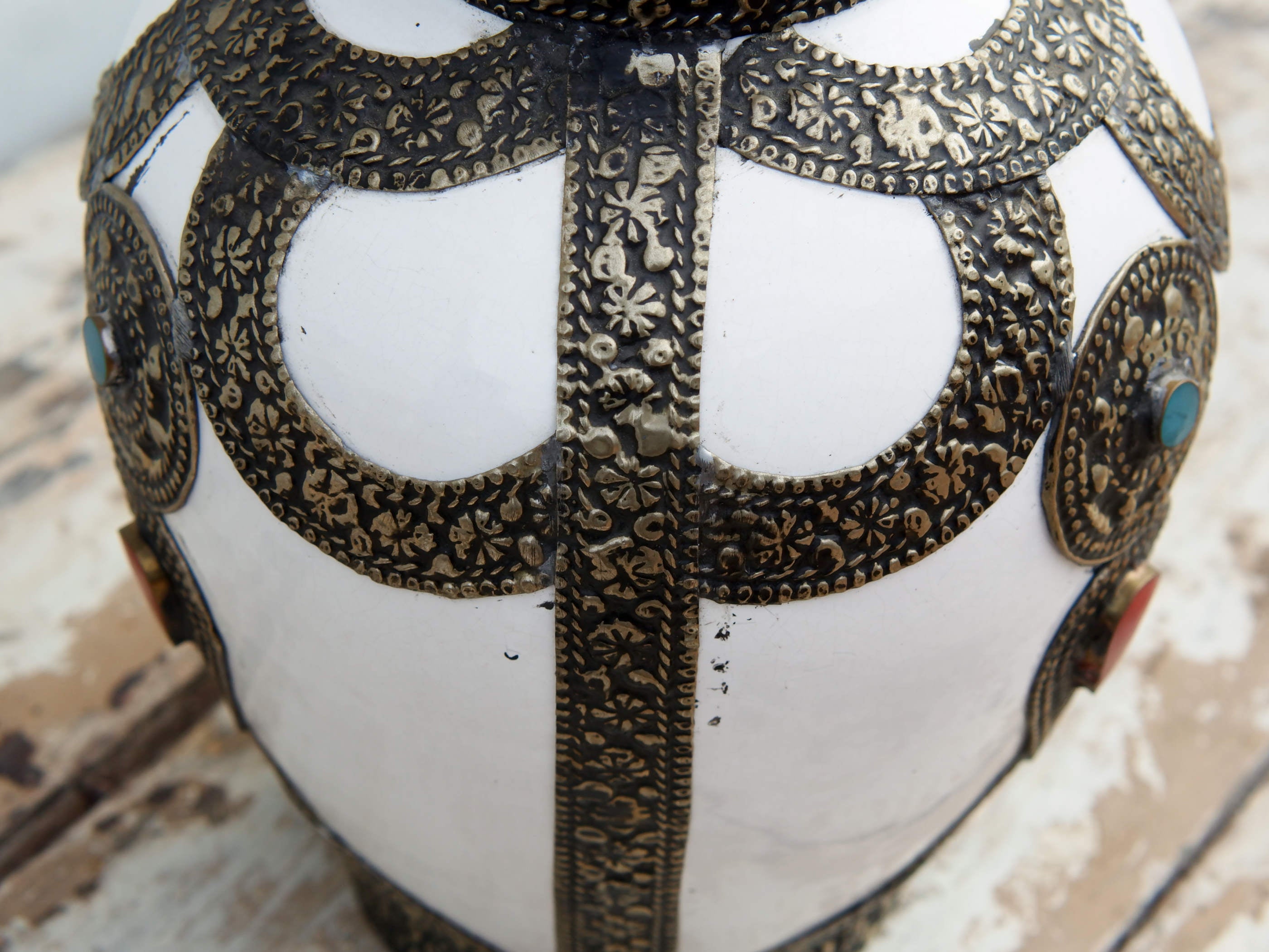 Vaso Marocco, Lavorato, Dipinto E Decorato In Terracotta Di Fes.  La Terracotta In Questa Particolare Lavorazione Viene Impastata, Decorata, Cotta, Smaltata E Nuovamente Cotta Nel Forno A Legna (Non Nel Forno A Gas Che Rende Lo Smalto Omogeneo E Senza L'Effetto Delle Crepe). Decorato Con Intarsi In Argentone E Osso. Pezzo Unico.  Dimensioni Diametro 20 h28cm.    per info ed ulteriori foto info@etniko.it facebook / instagram / pinterest : etnikobycrosato 0039 3338778241