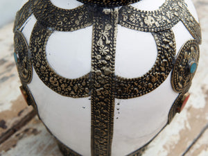 Vaso Marocco, Lavorato, Dipinto E Decorato In Terracotta Di Fes.  La Terracotta In Questa Particolare Lavorazione Viene Impastata, Decorata, Cotta, Smaltata E Nuovamente Cotta Nel Forno A Legna (Non Nel Forno A Gas Che Rende Lo Smalto Omogeneo E Senza L'Effetto Delle Crepe). Decorato Con Intarsi In Argentone E Osso. Pezzo Unico.  Dimensioni Diametro 20 h28cm.    per info ed ulteriori foto info@etniko.it facebook / instagram / pinterest : etnikobycrosato 0039 3338778241