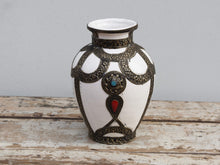 Carica l&#39;immagine nel visualizzatore di Gallery, Vaso Marocco, Lavorato, Dipinto E Decorato In Terracotta Di Fes.  La Terracotta In Questa Particolare Lavorazione Viene Impastata, Decorata, Cotta, Smaltata E Nuovamente Cotta Nel Forno A Legna (Non Nel Forno A Gas Che Rende Lo Smalto Omogeneo E Senza L&#39;Effetto Delle Crepe). Decorato Con Intarsi In Argentone E Osso. Pezzo Unico.  Dimensioni Diametro 20 h28cm.    per info ed ulteriori foto info@etniko.it facebook / instagram / pinterest : etnikobycrosato 0039 3338778241