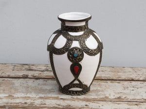 Vaso Marocco, Lavorato, Dipinto E Decorato In Terracotta Di Fes.  La Terracotta In Questa Particolare Lavorazione Viene Impastata, Decorata, Cotta, Smaltata E Nuovamente Cotta Nel Forno A Legna (Non Nel Forno A Gas Che Rende Lo Smalto Omogeneo E Senza L'Effetto Delle Crepe). Decorato Con Intarsi In Argentone E Osso. Pezzo Unico.  Dimensioni Diametro 20 h28cm.    per info ed ulteriori foto info@etniko.it facebook / instagram / pinterest : etnikobycrosato 0039 3338778241