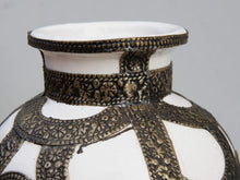 Carica l&#39;immagine nel visualizzatore di Gallery, Vaso Marocco, Lavorato, Dipinto E Decorato In Terracotta Di Fes.  La Terracotta In Questa Particolare Lavorazione Viene Impastata, Decorata, Cotta, Smaltata E Nuovamente Cotta Nel Forno A Legna (Non Nel Forno A Gas Che Rende Lo Smalto Omogeneo E Senza L&#39;Effetto Delle Crepe). Decorato Con Intarsi In Argentone E Osso. Pezzo Unico.  Dimensioni Diametro 20 h28cm.    per info ed ulteriori foto info@etniko.it facebook / instagram / pinterest : etnikobycrosato 0039 3338778241