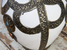 Carica l&#39;immagine nel visualizzatore di Gallery, Vaso Marocco, Lavorato, Dipinto E Decorato In Terracotta Di Fes.  La Terracotta In Questa Particolare Lavorazione Viene Impastata, Decorata, Cotta, Smaltata E Nuovamente Cotta Nel Forno A Legna (Non Nel Forno A Gas Che Rende Lo Smalto Omogeneo E Senza L&#39;Effetto Delle Crepe). Decorato Con Intarsi In Argentone E Osso. Pezzo Unico.  Dimensioni Diametro 20 h28cm.    per info ed ulteriori foto info@etniko.it facebook / instagram / pinterest : etnikobycrosato 0039 3338778241