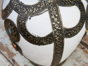 Vaso Marocco, Lavorato, Dipinto E Decorato In Terracotta Di Fes.  La Terracotta In Questa Particolare Lavorazione Viene Impastata, Decorata, Cotta, Smaltata E Nuovamente Cotta Nel Forno A Legna (Non Nel Forno A Gas Che Rende Lo Smalto Omogeneo E Senza L'Effetto Delle Crepe). Decorato Con Intarsi In Argentone E Osso. Pezzo Unico.  Dimensioni Diametro 20 h28cm.    per info ed ulteriori foto info@etniko.it facebook / instagram / pinterest : etnikobycrosato 0039 3338778241