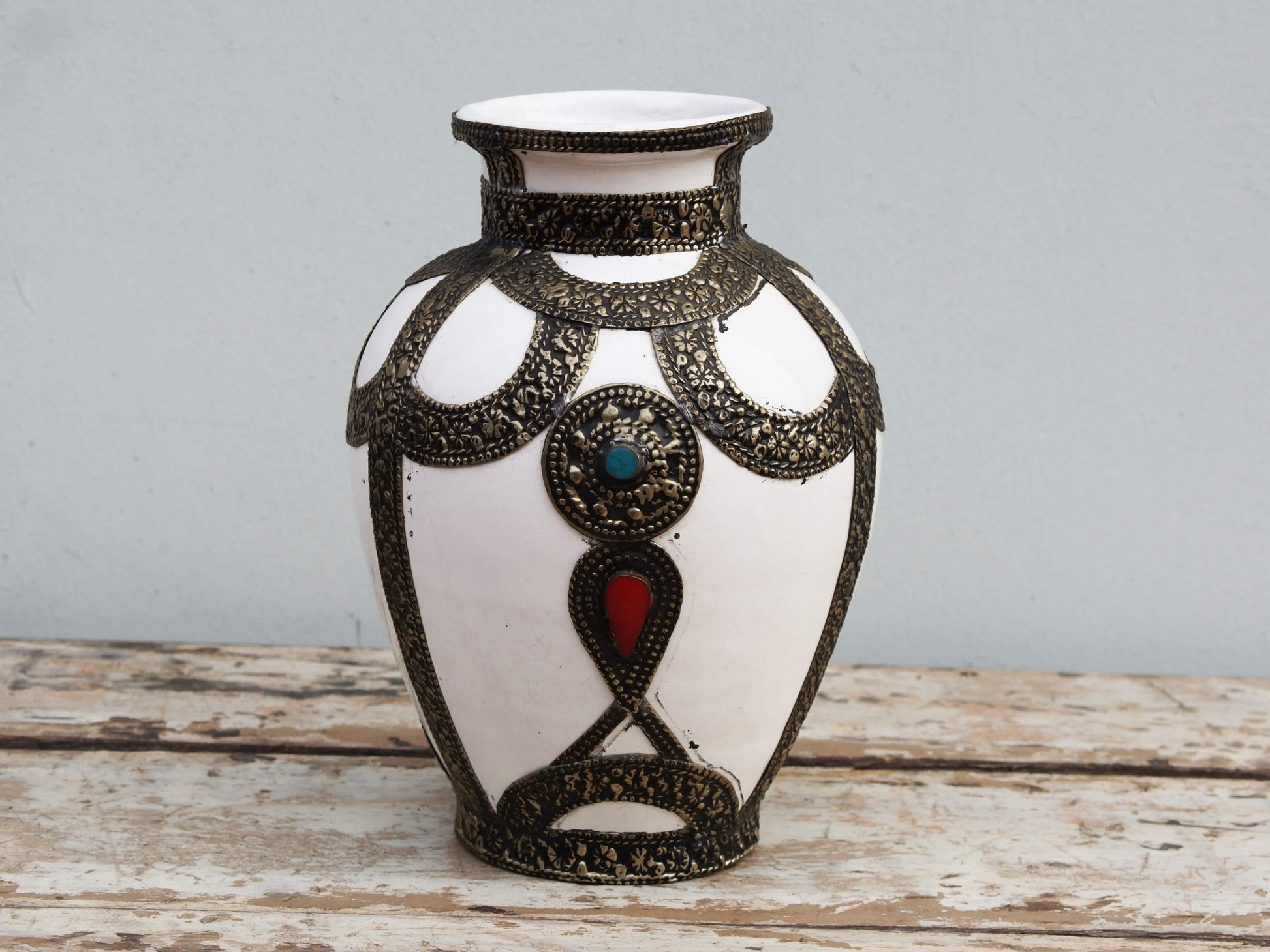 Vaso Marocco, Lavorato, Dipinto E Decorato In Terracotta Di Fes.  La Terracotta In Questa Particolare Lavorazione Viene Impastata, Decorata, Cotta, Smaltata E Nuovamente Cotta Nel Forno A Legna (Non Nel Forno A Gas Che Rende Lo Smalto Omogeneo E Senza L'Effetto Delle Crepe). Decorato Con Intarsi In Argentone E Osso. Pezzo Unico.  Dimensioni Diametro 20 h28cm.    per info ed ulteriori foto info@etniko.it facebook / instagram / pinterest : etnikobycrosato 0039 3338778241