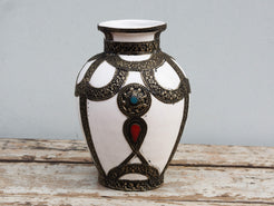 Vaso Marocco, Lavorato, Dipinto E Decorato In Terracotta Di Fes.  La Terracotta In Questa Particolare Lavorazione Viene Impastata, Decorata, Cotta, Smaltata E Nuovamente Cotta Nel Forno A Legna (Non Nel Forno A Gas Che Rende Lo Smalto Omogeneo E Senza L'Effetto Delle Crepe). Decorato Con Intarsi In Argentone E Osso. Pezzo Unico.  Dimensioni Diametro 20 h28cm.    per info ed ulteriori foto info@etniko.it facebook / instagram / pinterest : etnikobycrosato 0039 3338778241