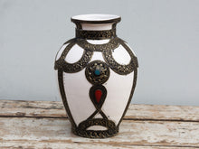 Carica l&#39;immagine nel visualizzatore di Gallery, Vaso Marocco, Lavorato, Dipinto E Decorato In Terracotta Di Fes.  La Terracotta In Questa Particolare Lavorazione Viene Impastata, Decorata, Cotta, Smaltata E Nuovamente Cotta Nel Forno A Legna (Non Nel Forno A Gas Che Rende Lo Smalto Omogeneo E Senza L&#39;Effetto Delle Crepe). Decorato Con Intarsi In Argentone E Osso. Pezzo Unico.  Dimensioni Diametro 20 h28cm.    per info ed ulteriori foto info@etniko.it facebook / instagram / pinterest : etnikobycrosato 0039 3338778241