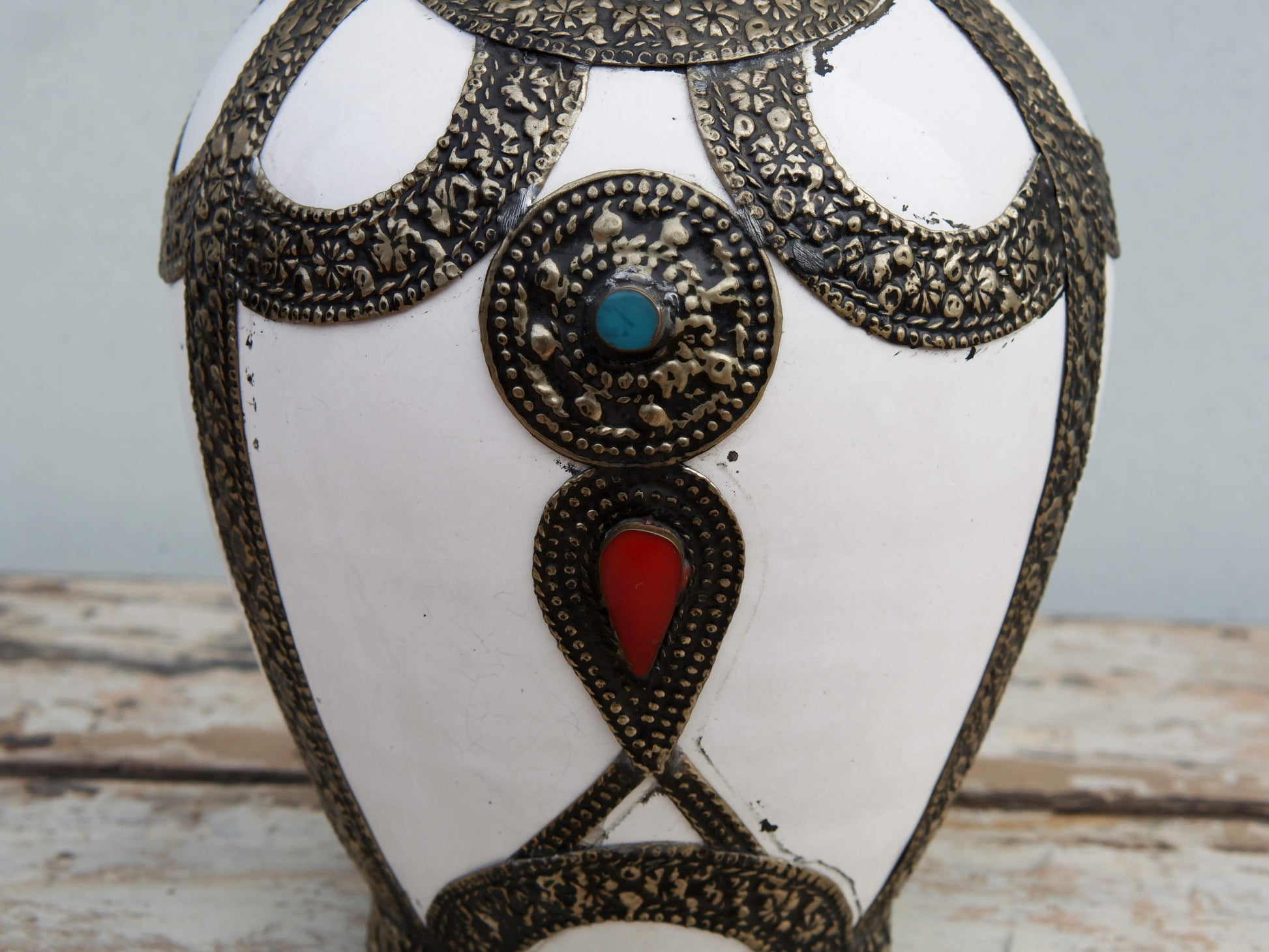 Vaso Marocco, Lavorato, Dipinto E Decorato In Terracotta Di Fes.  La Terracotta In Questa Particolare Lavorazione Viene Impastata, Decorata, Cotta, Smaltata E Nuovamente Cotta Nel Forno A Legna (Non Nel Forno A Gas Che Rende Lo Smalto Omogeneo E Senza L'Effetto Delle Crepe). Decorato Con Intarsi In Argentone E Osso. Pezzo Unico.  Dimensioni Diametro 20 h28cm.    per info ed ulteriori foto info@etniko.it facebook / instagram / pinterest : etnikobycrosato 0039 3338778241