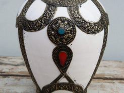 Vaso Marocco, Lavorato, Dipinto E Decorato In Terracotta Di Fes.  La Terracotta In Questa Particolare Lavorazione Viene Impastata, Decorata, Cotta, Smaltata E Nuovamente Cotta Nel Forno A Legna (Non Nel Forno A Gas Che Rende Lo Smalto Omogeneo E Senza L'Effetto Delle Crepe). Decorato Con Intarsi In Argentone E Osso. Pezzo Unico.  Dimensioni Diametro 20 h28cm.    per info ed ulteriori foto info@etniko.it facebook / instagram / pinterest : etnikobycrosato 0039 3338778241