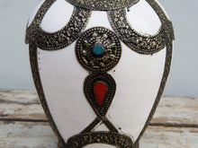 Carica l&#39;immagine nel visualizzatore di Gallery, Vaso Marocco, Lavorato, Dipinto E Decorato In Terracotta Di Fes.  La Terracotta In Questa Particolare Lavorazione Viene Impastata, Decorata, Cotta, Smaltata E Nuovamente Cotta Nel Forno A Legna (Non Nel Forno A Gas Che Rende Lo Smalto Omogeneo E Senza L&#39;Effetto Delle Crepe). Decorato Con Intarsi In Argentone E Osso. Pezzo Unico.  Dimensioni Diametro 20 h28cm.    per info ed ulteriori foto info@etniko.it facebook / instagram / pinterest : etnikobycrosato 0039 3338778241
