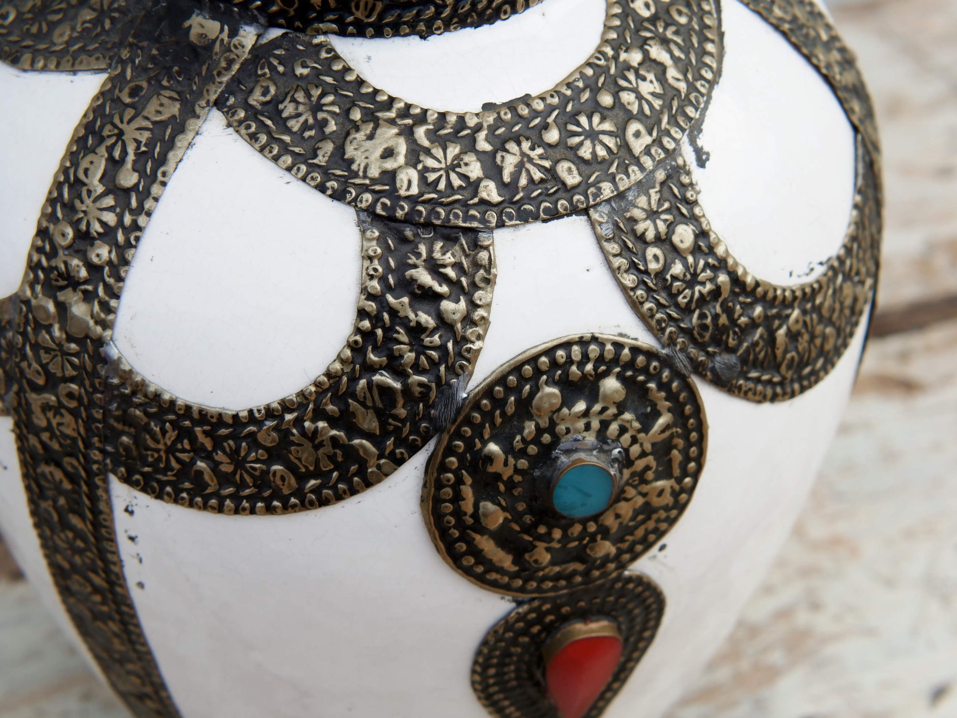 Vaso Marocco, Lavorato, Dipinto E Decorato In Terracotta Di Fes.  La Terracotta In Questa Particolare Lavorazione Viene Impastata, Decorata, Cotta, Smaltata E Nuovamente Cotta Nel Forno A Legna (Non Nel Forno A Gas Che Rende Lo Smalto Omogeneo E Senza L'Effetto Delle Crepe). Decorato Con Intarsi In Argentone E Osso. Pezzo Unico.  Dimensioni Diametro 20 h28cm.    per info ed ulteriori foto info@etniko.it facebook / instagram / pinterest : etnikobycrosato 0039 3338778241