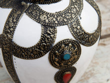 Carica l&#39;immagine nel visualizzatore di Gallery, Vaso Marocco, Lavorato, Dipinto E Decorato In Terracotta Di Fes.  La Terracotta In Questa Particolare Lavorazione Viene Impastata, Decorata, Cotta, Smaltata E Nuovamente Cotta Nel Forno A Legna (Non Nel Forno A Gas Che Rende Lo Smalto Omogeneo E Senza L&#39;Effetto Delle Crepe). Decorato Con Intarsi In Argentone E Osso. Pezzo Unico.  Dimensioni Diametro 20 h28cm.    per info ed ulteriori foto info@etniko.it facebook / instagram / pinterest : etnikobycrosato 0039 3338778241
