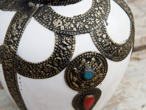 Vaso Marocco, Lavorato, Dipinto E Decorato In Terracotta Di Fes.  La Terracotta In Questa Particolare Lavorazione Viene Impastata, Decorata, Cotta, Smaltata E Nuovamente Cotta Nel Forno A Legna (Non Nel Forno A Gas Che Rende Lo Smalto Omogeneo E Senza L'Effetto Delle Crepe). Decorato Con Intarsi In Argentone E Osso. Pezzo Unico.  Dimensioni Diametro 20 h28cm.    per info ed ulteriori foto info@etniko.it facebook / instagram / pinterest : etnikobycrosato 0039 3338778241
