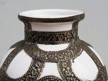 Carica l&#39;immagine nel visualizzatore di Gallery, Vaso Marocco, Lavorato, Dipinto E Decorato In Terracotta Di Fes.  La Terracotta In Questa Particolare Lavorazione Viene Impastata, Decorata, Cotta, Smaltata E Nuovamente Cotta Nel Forno A Legna (Non Nel Forno A Gas Che Rende Lo Smalto Omogeneo E Senza L&#39;Effetto Delle Crepe). Decorato Con Intarsi In Argentone E Osso. Pezzo Unico.  Dimensioni Diametro 20 h28cm.    per info ed ulteriori foto info@etniko.it facebook / instagram / pinterest : etnikobycrosato 0039 3338778241