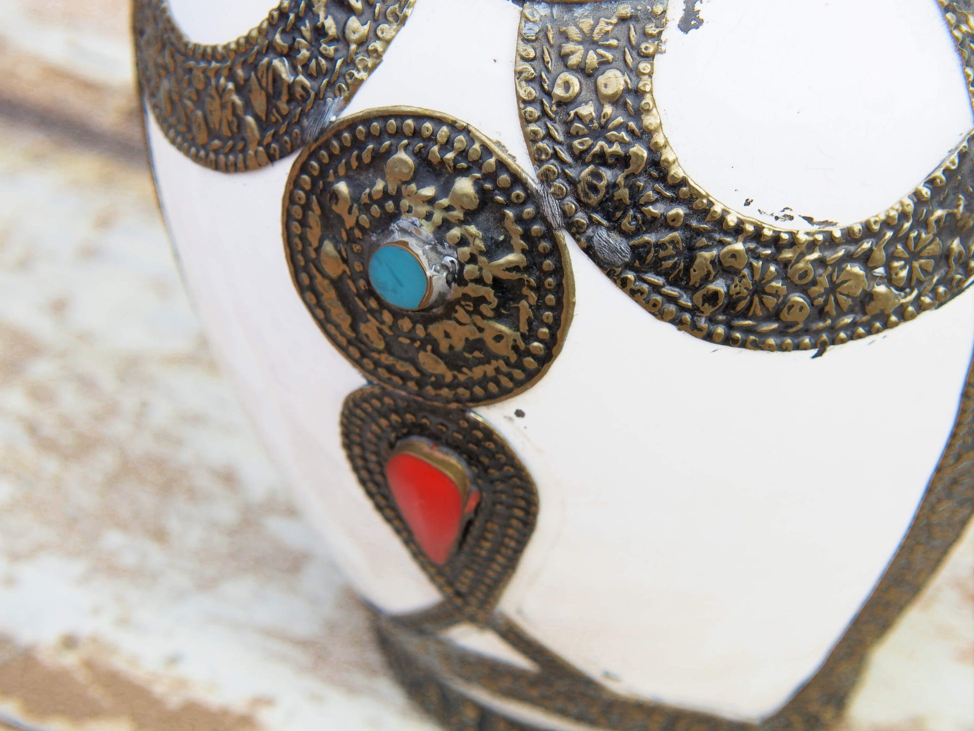 Vaso Marocco, Lavorato, Dipinto E Decorato In Terracotta Di Fes.  La Terracotta In Questa Particolare Lavorazione Viene Impastata, Decorata, Cotta, Smaltata E Nuovamente Cotta Nel Forno A Legna (Non Nel Forno A Gas Che Rende Lo Smalto Omogeneo E Senza L'Effetto Delle Crepe). Decorato Con Intarsi In Argentone E Osso. Pezzo Unico.  Dimensioni Diametro 20 h28cm.    per info ed ulteriori foto info@etniko.it facebook / instagram / pinterest : etnikobycrosato 0039 3338778241