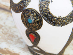 Vaso Marocco, Lavorato, Dipinto E Decorato In Terracotta Di Fes.  La Terracotta In Questa Particolare Lavorazione Viene Impastata, Decorata, Cotta, Smaltata E Nuovamente Cotta Nel Forno A Legna (Non Nel Forno A Gas Che Rende Lo Smalto Omogeneo E Senza L'Effetto Delle Crepe). Decorato Con Intarsi In Argentone E Osso. Pezzo Unico.  Dimensioni Diametro 20 h28cm.    per info ed ulteriori foto info@etniko.it facebook / instagram / pinterest : etnikobycrosato 0039 3338778241