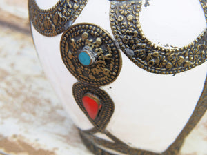 Vaso Marocco, Lavorato, Dipinto E Decorato In Terracotta Di Fes.  La Terracotta In Questa Particolare Lavorazione Viene Impastata, Decorata, Cotta, Smaltata E Nuovamente Cotta Nel Forno A Legna (Non Nel Forno A Gas Che Rende Lo Smalto Omogeneo E Senza L'Effetto Delle Crepe). Decorato Con Intarsi In Argentone E Osso. Pezzo Unico.  Dimensioni Diametro 20 h28cm.    per info ed ulteriori foto info@etniko.it facebook / instagram / pinterest : etnikobycrosato 0039 3338778241