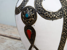 Carica l&#39;immagine nel visualizzatore di Gallery, Vaso Marocco, Lavorato, Dipinto E Decorato In Terracotta Di Fes.  La Terracotta In Questa Particolare Lavorazione Viene Impastata, Decorata, Cotta, Smaltata E Nuovamente Cotta Nel Forno A Legna (Non Nel Forno A Gas Che Rende Lo Smalto Omogeneo E Senza L&#39;Effetto Delle Crepe). Decorato Con Intarsi In Argentone E Osso. Pezzo Unico.  Dimensioni Diametro 20 h28cm.    per info ed ulteriori foto info@etniko.it facebook / instagram / pinterest : etnikobycrosato 0039 3338778241