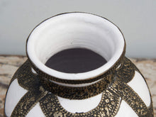Carica l&#39;immagine nel visualizzatore di Gallery, Vaso Marocco, Lavorato, Dipinto E Decorato In Terracotta Di Fes.  La Terracotta In Questa Particolare Lavorazione Viene Impastata, Decorata, Cotta, Smaltata E Nuovamente Cotta Nel Forno A Legna (Non Nel Forno A Gas Che Rende Lo Smalto Omogeneo E Senza L&#39;Effetto Delle Crepe). Decorato Con Intarsi In Argentone E Osso. Pezzo Unico.  Dimensioni Diametro 20 h28cm.    per info ed ulteriori foto info@etniko.it facebook / instagram / pinterest : etnikobycrosato 0039 3338778241