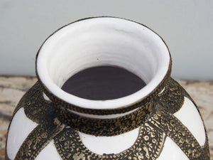 Vaso Marocco, Lavorato, Dipinto E Decorato In Terracotta Di Fes.  La Terracotta In Questa Particolare Lavorazione Viene Impastata, Decorata, Cotta, Smaltata E Nuovamente Cotta Nel Forno A Legna (Non Nel Forno A Gas Che Rende Lo Smalto Omogeneo E Senza L'Effetto Delle Crepe). Decorato Con Intarsi In Argentone E Osso. Pezzo Unico.  Dimensioni Diametro 20 h28cm.    per info ed ulteriori foto info@etniko.it facebook / instagram / pinterest : etnikobycrosato 0039 3338778241